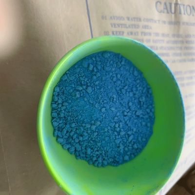 Granulki melaminy o marmurkowym wyglądzie używane do produkcji zastawy stołowej z imitacji porcelany