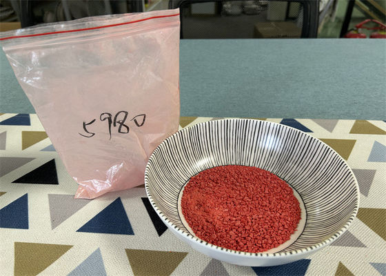 Granulki melaminy o marmurkowym wyglądzie używane do produkcji zastawy stołowej z imitacji porcelany