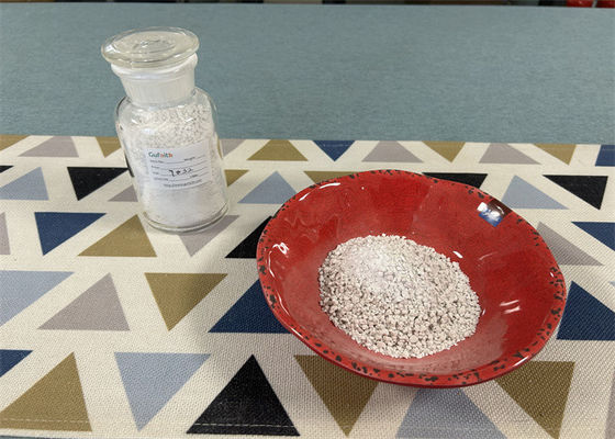 Granulki melaminy o marmurkowym wyglądzie używane do produkcji zastawy stołowej z imitacji porcelany